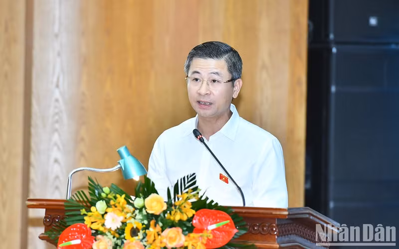 National Assembly deputy Nguyen Phi Thuong receives opinions from voters.