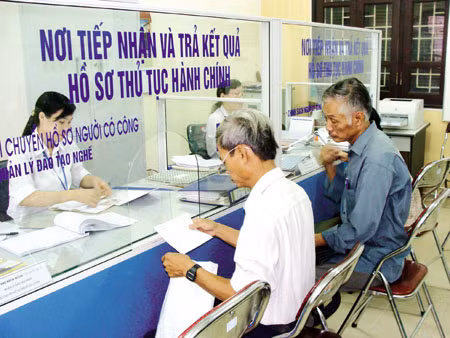 Deputy Prime Minister Tran Luu Quang says administrative regulations and procedures in investment and business should be simplified and reformed first. (Photo: VNA)