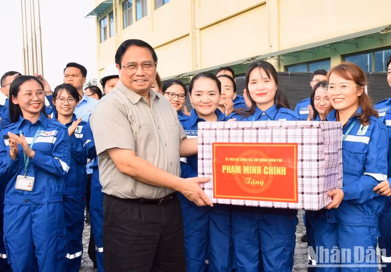 Prime Minister Pham Minh Chinh presents gifts to engineers and workers at Nghi Son Refinery and Petrochemical Plant, under Nghi Son Refinery and Petrochemical Company Limited.