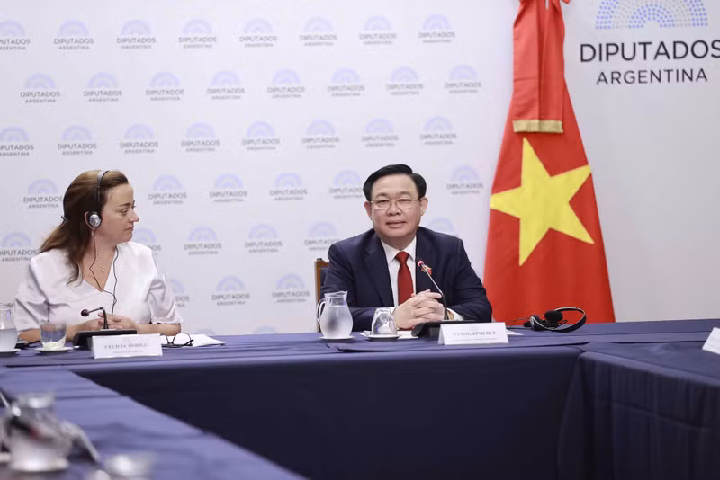 NA Chairman Vuong Dinh Hue holds talks with President of the Chamber of Deputies of Argentina Cecilia Moreau. (Photo: VNA)