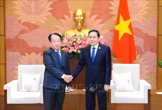 National Assembly Standing Vice Chairman Tran Thanh Man (R) and visiting Secretary General of the Senate of Cambodia Oum Sarith in Hanoi on April 4 (Photo: VNA)