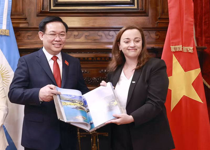 NA Chairman Vuong Dinh Hue and President of the Chamber of Deputies of Argentina Cecilia Moreau exchange gifts.