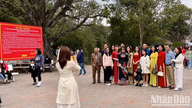 Visiting the Temple is also an opportunity for visitors to take photos with their family and relatives.