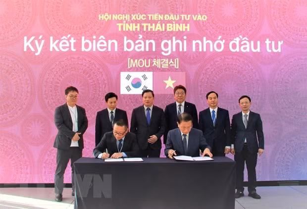Representatives from Thai Binh province and Republic of Korea sign an investment Memorandum of Understanding(MOU). (Photo: VNA)