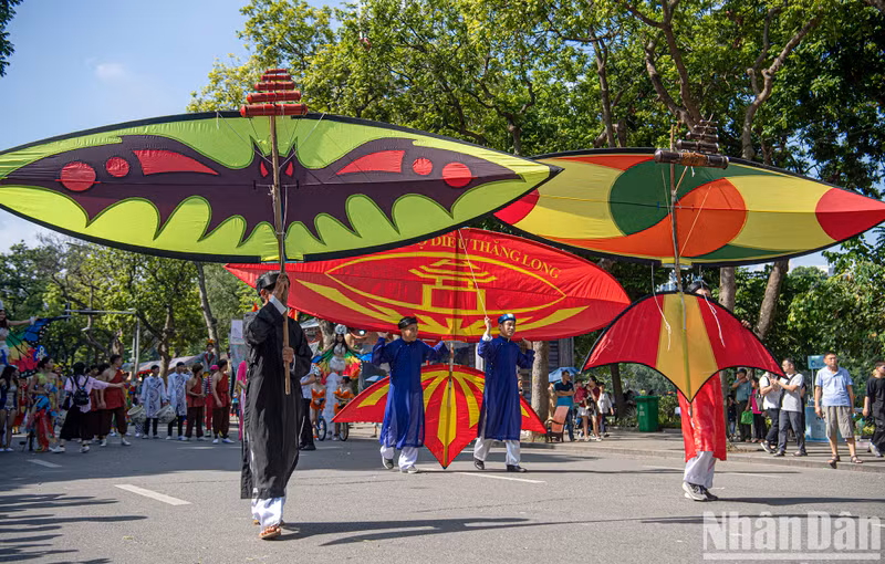 Deputy Director of the Hanoi Promotion Agency Nguyen Thi Mai Anh said that Hanoi Autumn Carnival is the highlight of the Hanoi Autumn Festival. The programme was thoroughly prepared and received the support of districts, organisations, and tourism businesses. This is also an activity to promote the image of Hanoi tourism in a bid to attract more visitors to the Capital.