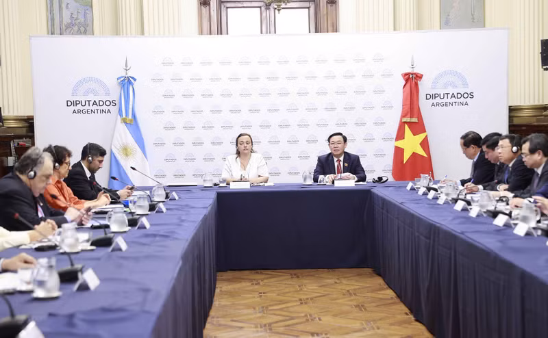 NA Chairman Vuong Dinh Hue speaks at the meeting. (Photo: VNA)
