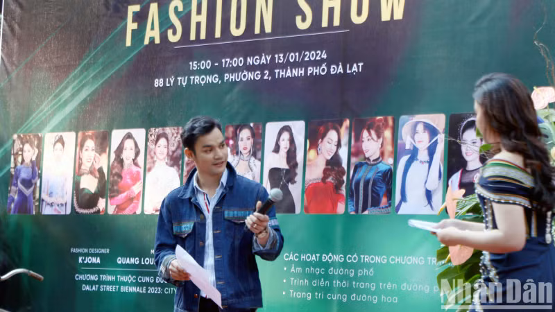 At the show, K'Jona shared that Jona Fashion House introduces a unique street fashion collection, combining brocade fabric and traditional patterns of ethnic minorities in the South Central Highlands. They hope this will help to promote traditional brocade products, helping people better understand the land, people, and traditional culture of the legendary Lang Biang Plateau. At the show, K'Jona shared that Jona Fashion House introduces a unique street fashion collection, combining brocade fabric and traditional patterns of ethnic minorities in the South Central Highlands. They hope this will help to promote traditional brocade products, helping people better understand the land, people, and traditional culture of the legendary Lang Biang Plateau.