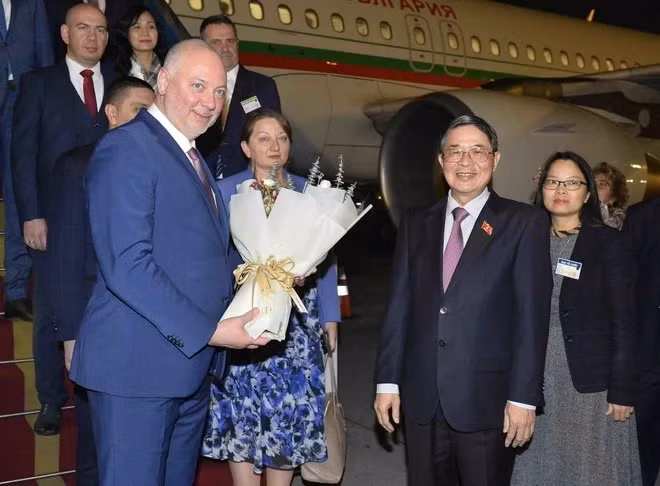 National Assembly Vice Chairman Nguyen Duc Hai presentes flowers to the Speaker of the National Assembly of Bulgaria, Rosen Dimitrov Jeliazkov, at Noi Bai Airport, Hanoi.