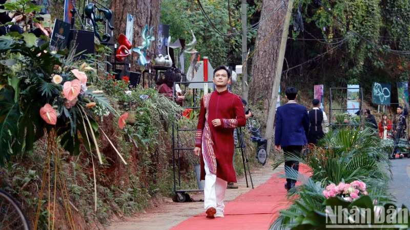 The combination of the traditional cultural identity of ethnic minorities in the South Central Highlands and modern fashion has brought Bokau Lang Labiang closer to reality, making it more highly applicable and suitable for contemporary fashion tastes. The combination of the traditional cultural identity of ethnic minorities in the South Central Highlands and modern fashion has brought Bokau Lang Labiang closer to reality, making it more highly applicable and suitable for contemporary fashion tastes.