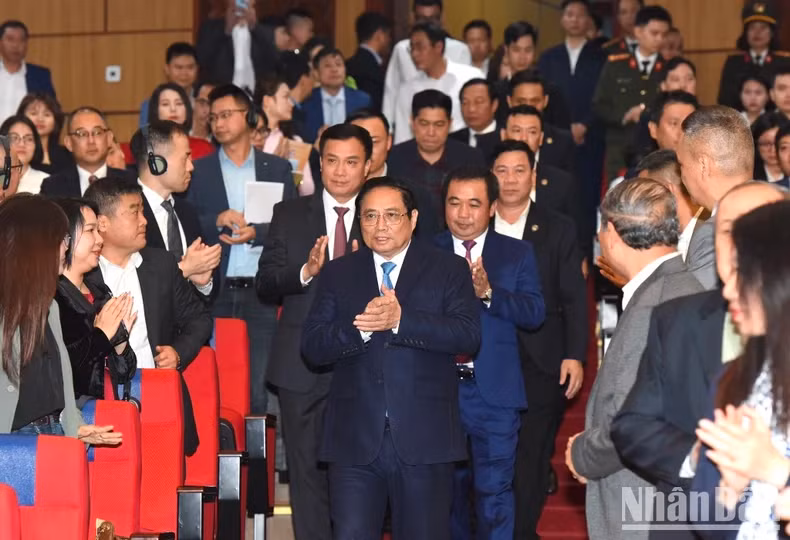 Prime Minister Pham Minh Chinh attends the conference announcing Hai Duong Province's master plan.