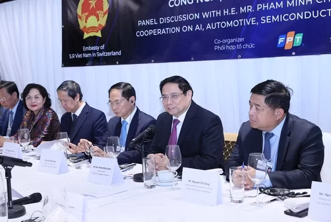 PM chairs dialogue with tech businesses in Switzerland