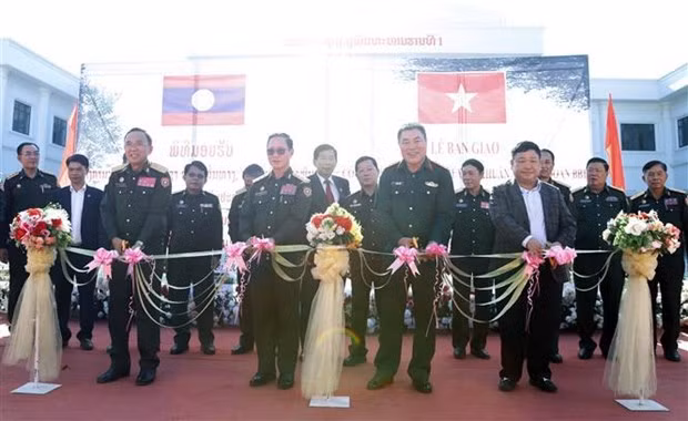 Leaders of the Ministries of National Defence of Vietnam and Laos cut the ribbon to inaugurate the building (Photo: VNA)