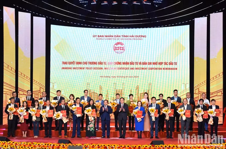 Secretary of Hai Duong Provincial Party Committee Tran Duc Thang and Chairman of Hai Duong Provincial People's Committee Trieu The Hung and investors.