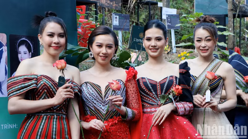 Dalat Street Fashion Show introduces a collection titled Bôkau Lang Labiang (Lang Biang Flower) with nearly 50 designs by designer K'Jona. Dalat Street Fashion Show introduces a collection titled Bôkau Lang Labiang (Lang Biang Flower) with nearly 50 designs by designer K'Jona.