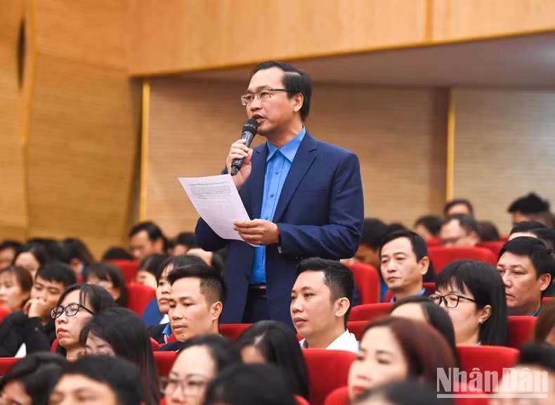 Voter Nguyen Hong Quang, from Hai Phong Economic Zone Trade Union, expresses his opinion. Voter Nguyen Hong Quang, from Hai Phong Economic Zone Trade Union, expresses his opinion.