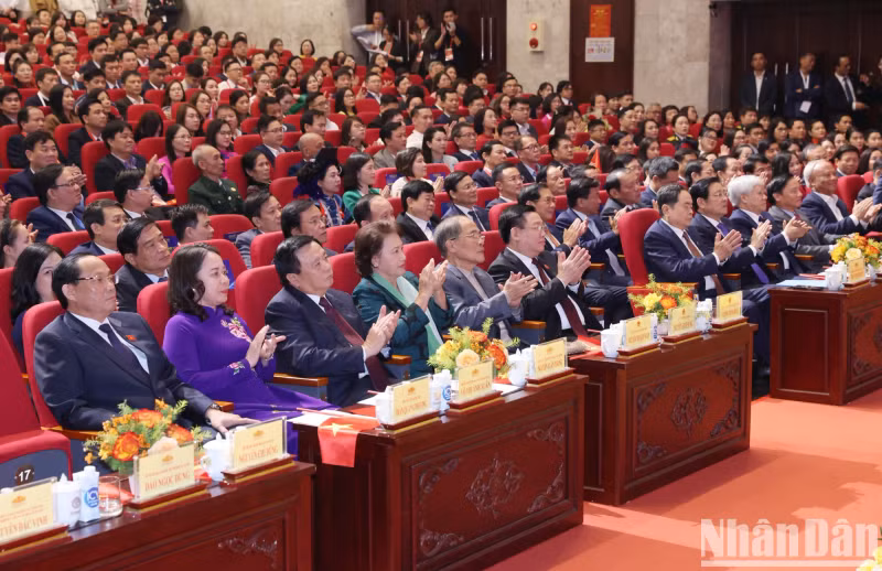 Leaders and former leaders of the Party and State attend the second Dien Hong Award ceremony.