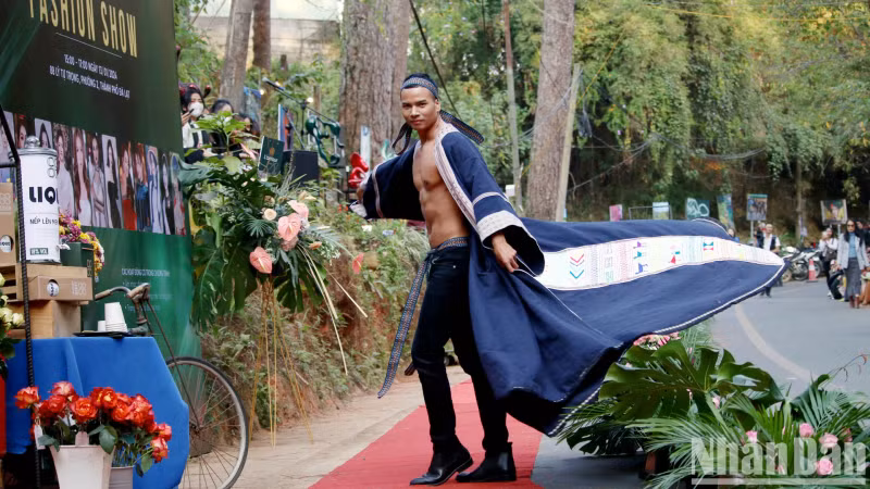 The Bokau Lang Labiang collection also brings viewers healthy, dynamic, and liberal outfits for men. The Bokau Lang Labiang collection also brings viewers healthy, dynamic, and liberal outfits for men.