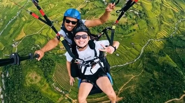 Enjoying the panoramic view of the waves of rice on terraced fields from Khau Pha Pass always brings great emotion for paragliders (Photo: VNA) 