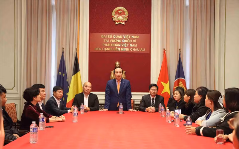 Vietnamese Ambassador to Belgium and Head of the Vietnamese Delegation to the EU Nguyen Van Thao talks with the participants (Photo: VNA)