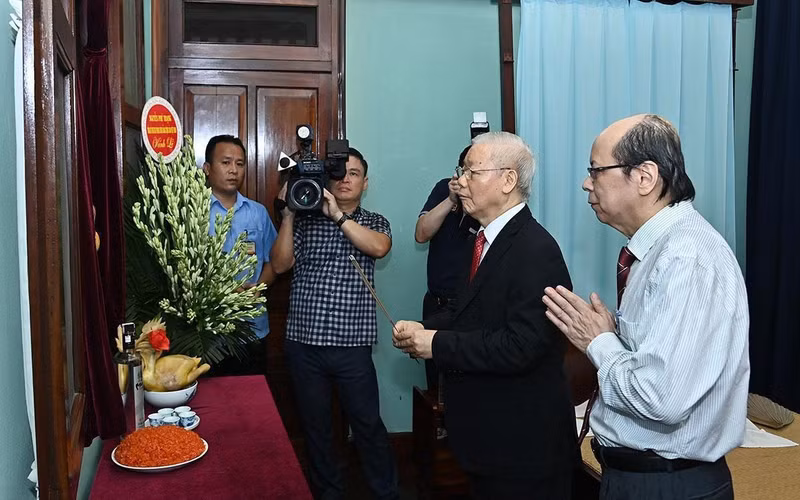 Party General Secretary Nguyen Phu Trong offers incense to President Ho Chi Minh on September 1. (Photo: NDO/Thuy Nguyen)