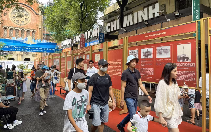 Ho Chi Minh City Book Street welcomes large number of visitors during National Day holiday (Photo: VNA)