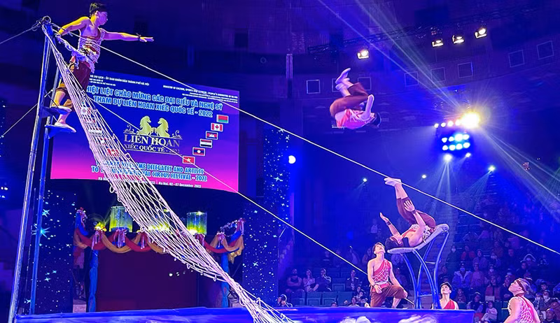 A performance by artists from the Vietnam School of Circus and Variety Arts at the International Circus Festival 2022 in Hanoi. (Photo: hanoimoi.com.vn)