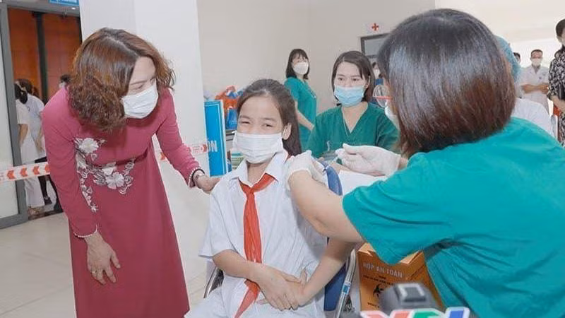 A pupil is vaccinated against COVID-19. (Photo: NDO)