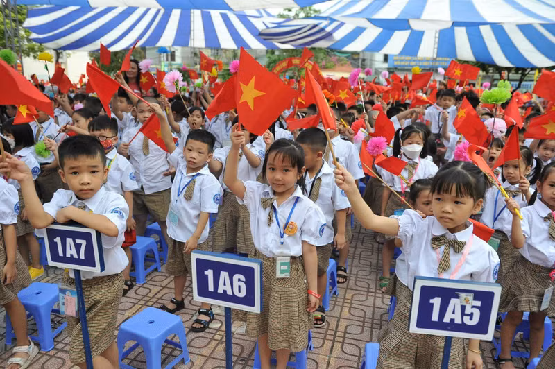 Students at Vinh Hung elementary in Hoang Mai district weaving the national flag at the new school year ceremony. (Photo: NDO/Dang Khoa)