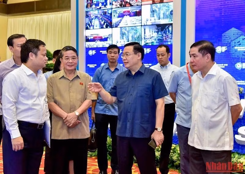 NA Chairman Vuong Dinh Hue (second from right, first row) on September 17 inspected preparations for the Vietnam Socio-Economic Forum 2022 at the National Convention Centre in Hanoi. (Photo: NDO/Duy Linh)