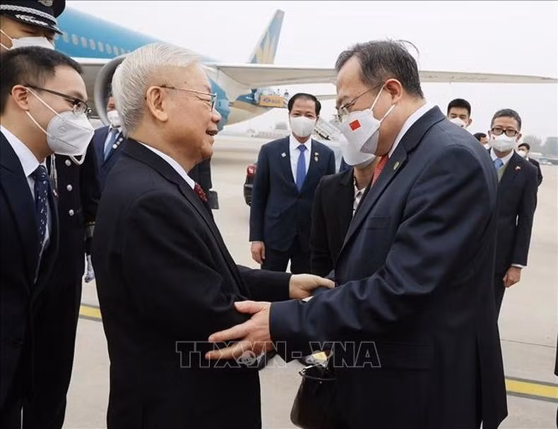 Liu Jianchao, the head of the International Liaison Commission of the Central Committee of the Communist Party of China, welcomes Vietnamese Party General Secretary Nguyen Phu Trong at Beijing Capital International Airport. (Photo: VNA)