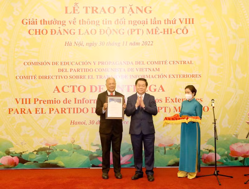 PT General Secretary Alberto Anaya Guitiérrez receives second prize of the eighth National External Information Service Awards (Photo: VNA)