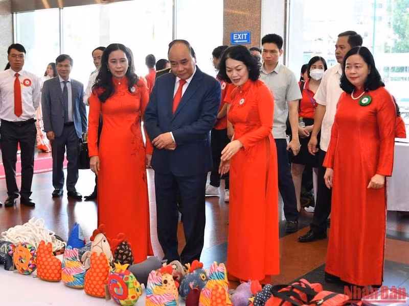 President Nguyen Xuan Phuc visited a booth displaying products of Kym Viet company, which is one of the social enterprises for people with disabilities.