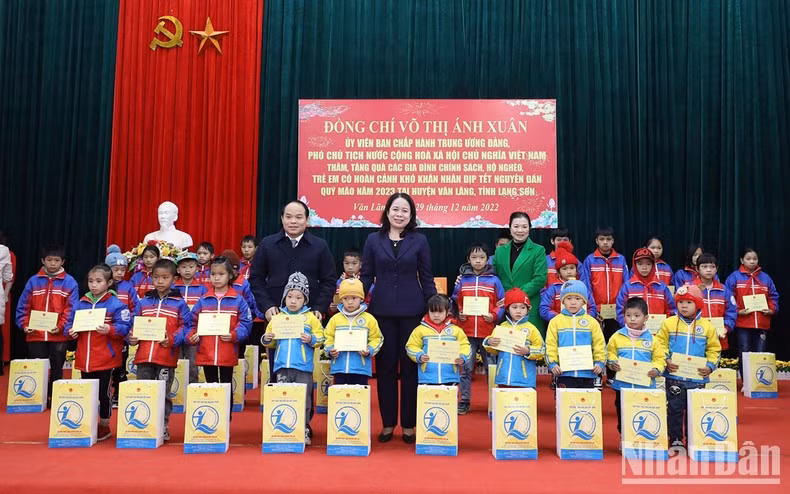 Vice President Vo Thi Anh Xuan gives gifts to disadvantaged children in Thanh Long and Thuy Hung communes, in Van Lang district.