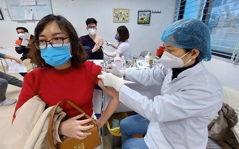 A woman gets vaccinated against COVID-19. (Photo: VNA)