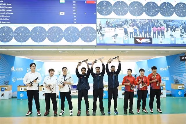 Vietnamese marksmen (right) pose with their bronzes with other athletes after the men's team 10m air pistol event at the 15th Asian Airgun Championship. (Photo: asia-shooting.org)