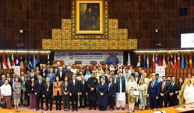 Representatives from Asian-Pacific nations participating at the seminar pose for a photo. (Photo: VNA)