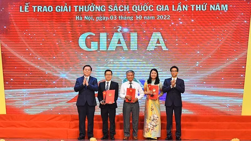 Winners of the A prize awarded at the event (Photo: NDO/Thuy Nguyen)