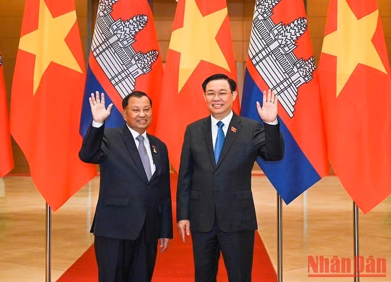 National Assembly Chairman Vuong Dinh Hue (R) and President of the Cambodian Senate Samdech Say Chhum (Photo: NDO/Duy Linh)