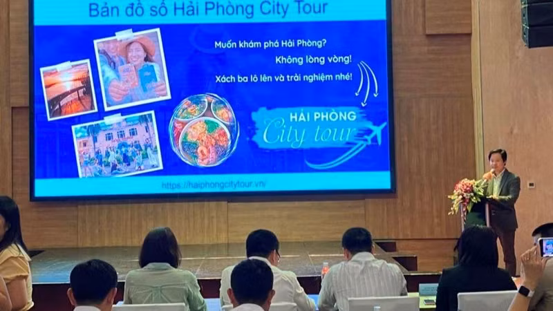 The “Hai Phong City Tour” digital map is introduced at an event on September 6. (Photo: thanhphohaiphong.gov.vn)