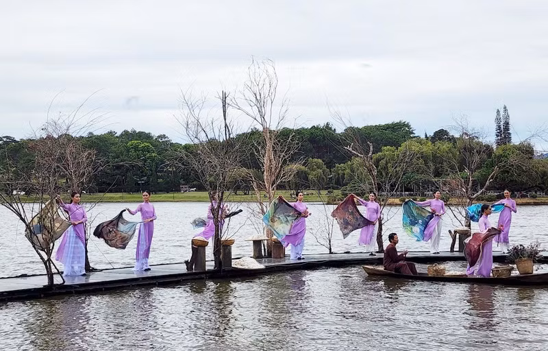 Fashion show honours charm of Vietnamese silk (Photo: thanhnien.vn)