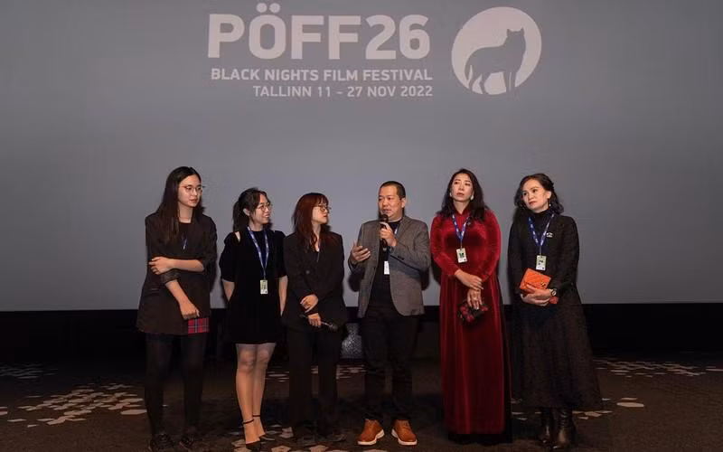 Director Luong Dinh Dung introduces his film to audience at the screening 