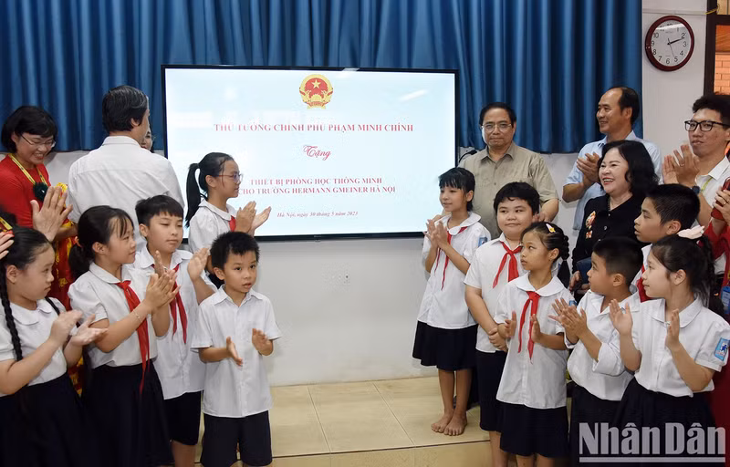 The Prime Minister gave gifts to students of Hermann Gmeiner School.