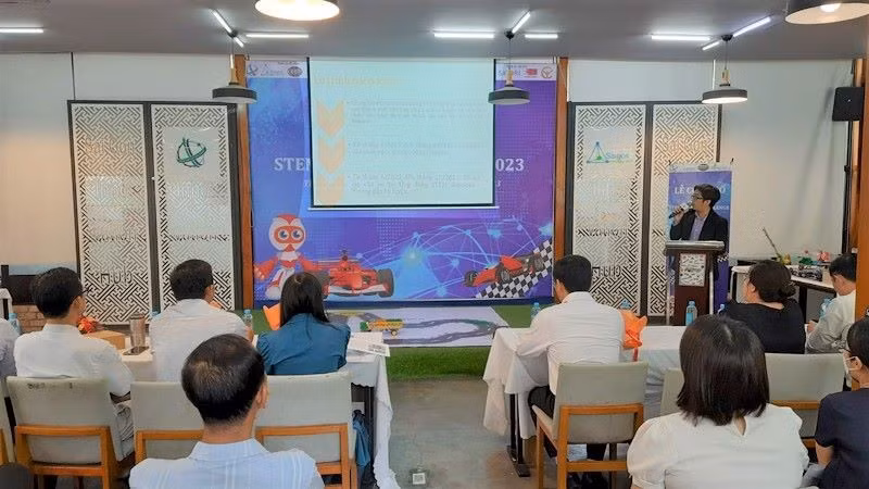 At the launch ceremony of the 7th STEM Robot Challenge.