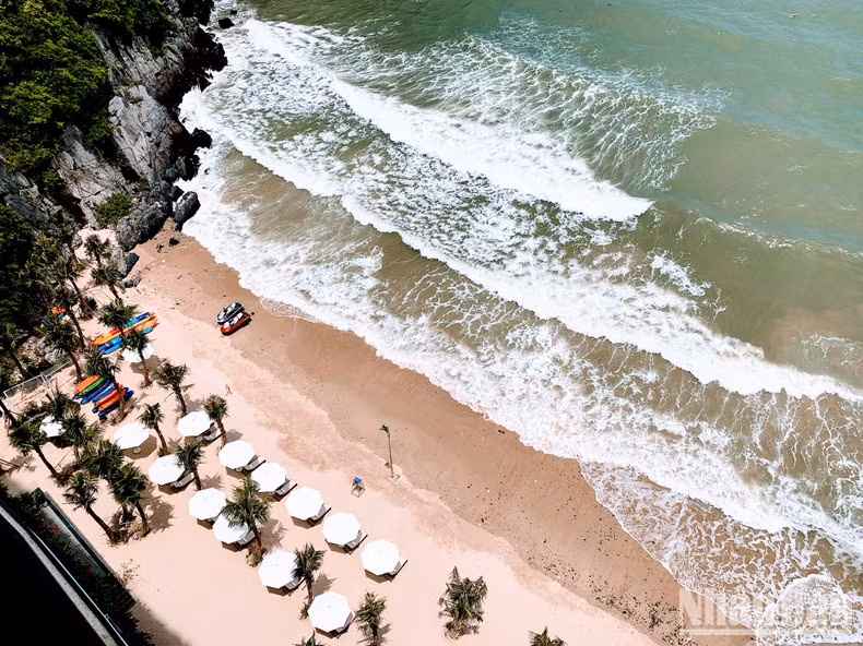 Cat Ba’s beaches (in Hai Phong) always attract domestic and foreign tourists.