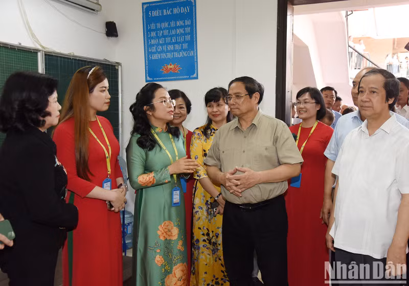 Prime Minister exchanged and encouraged the teaching staff of Hermann Gmeiner School.