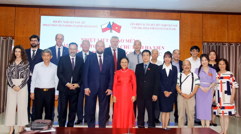 Participants take a group photo at the meeting. (Photo: VNA)