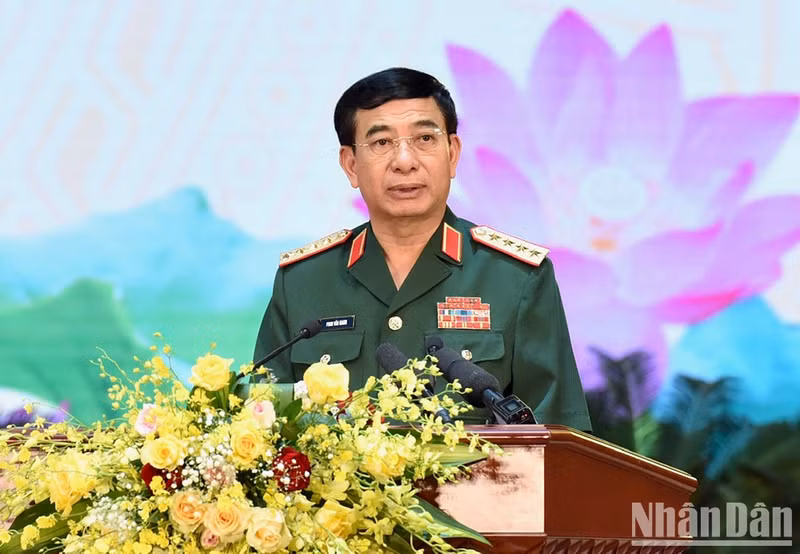 Minister of National Defence General Phan Van Giang delivers a speech.