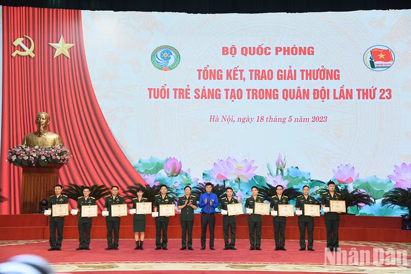 Leaders of the Ministry of National Defence and the Ho Chi Minh Communist Youth Union present the first prize to collectives and individuals.