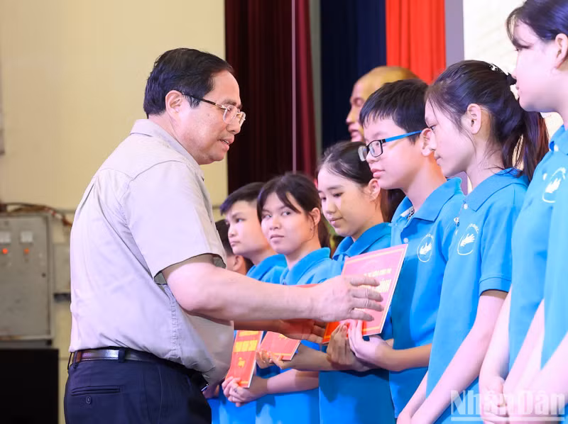 Prime Minister Pham Minh Chinh awarded student scholarships to Hermann Gmeiner School.