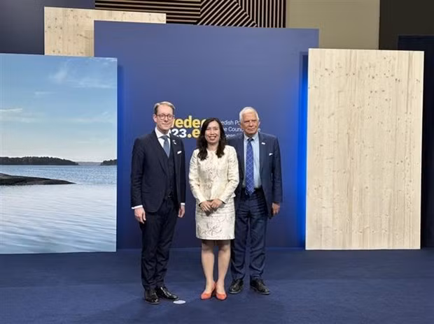 Deputy Minister of Foreign Affairs Le Thi Thu Hang (C) attends EU Indo-Pacific Ministerial Forum (Photo: VNA)